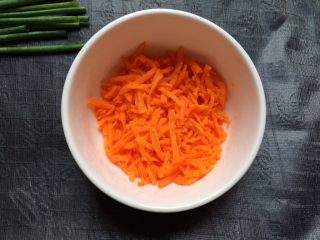 胡萝卜葱花饼,胡萝卜刨细丝，越细越好，煎的时候容易熟。