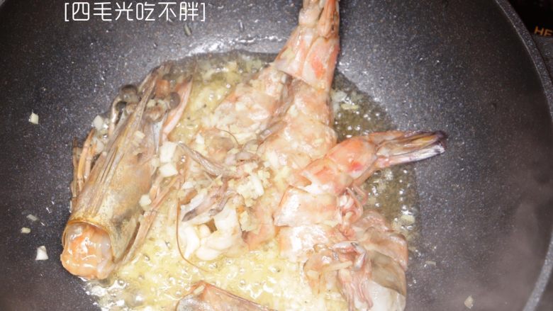 松鼠斑节虾,同时放入蒜泥、姜末、虾身、虾头；