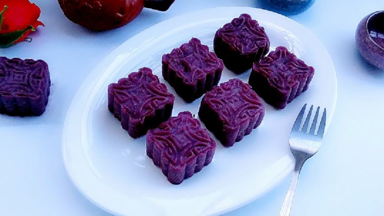 #尝过百味方叫人生##甜味#蔓越莓紫薯月饼,撕去油纸装盘。