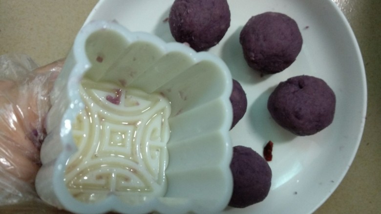 #尝过百味方叫人生##甜味#蔓越莓紫薯月饼,模具里抹上少许植物油防粘。
