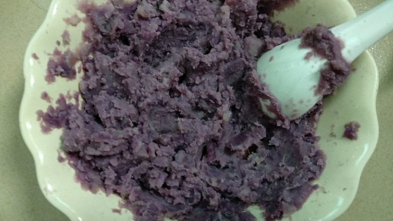 #尝过百味方叫人生##甜味#蔓越莓紫薯月饼,用勺子碾压成泥。