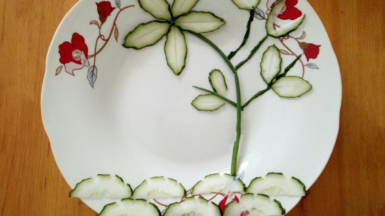 黄瓜花样拼盘,两片合二为一，摆好﻿叶、花瓣