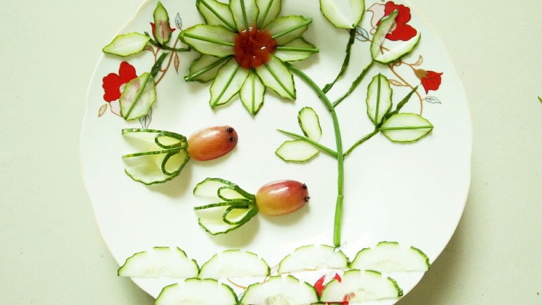 黄瓜花样拼盘,葱叶切小段，摆在两个黄瓜﻿片拼接的地方