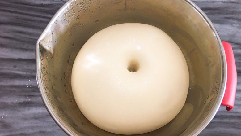 椰香甜吐司,滚圆后在25-28度的环境中一发
一发好的面团，手粘面粉戳洞，四周不回缩即为发好。