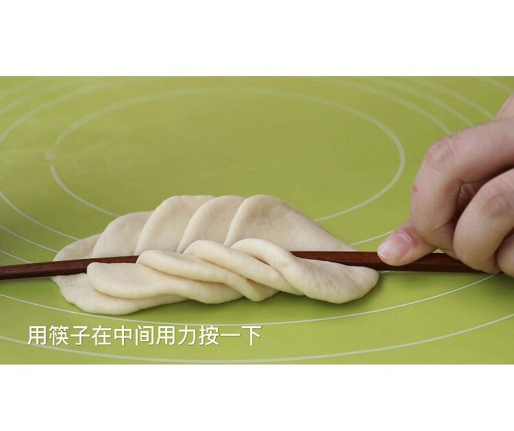 奶香花包,用筷子在中间用力按一下