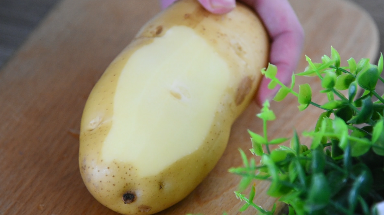 在家轻松炸薯条，入口柔酥，回味无穷！,土豆洗净去皮
