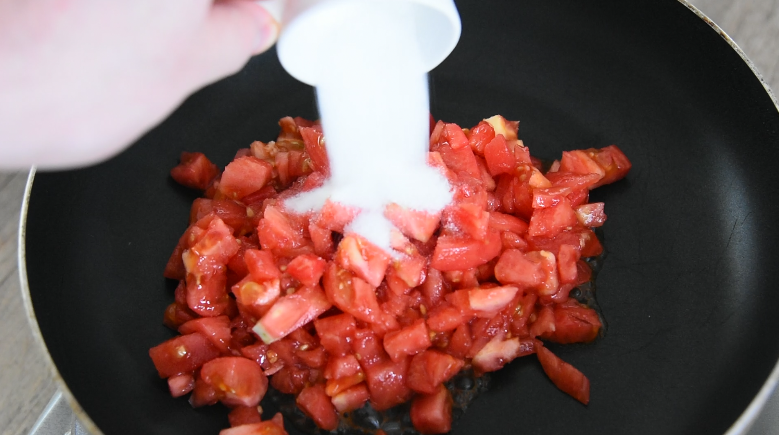 在家轻松炸薯条，入口柔酥，回味无穷！,将番茄丁倒入锅中，撒入10g糖