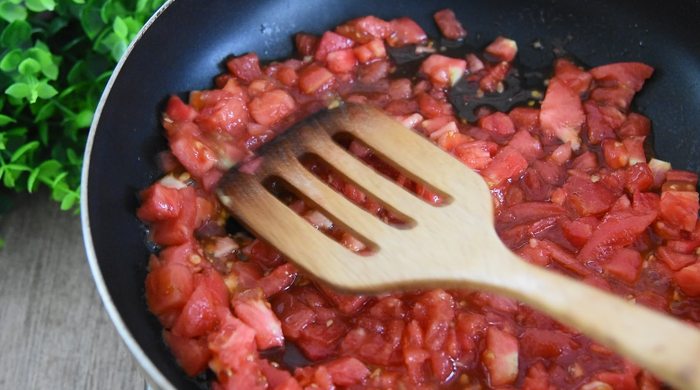 在家轻松炸薯条，入口柔酥，回味无穷！,用铲子按压番茄，至番茄炒融