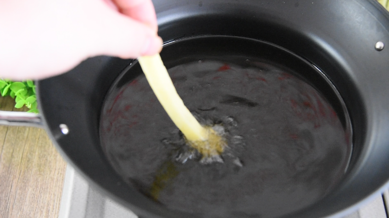 在家轻松炸薯条，入口柔酥，回味无穷！,用土豆条测下油温，适合转小火，下土豆煎炸