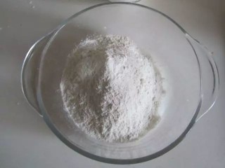 水煎包,发酵粉温水化开调匀，放入面粉