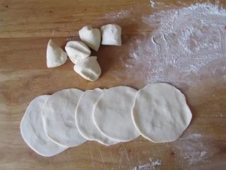 水煎包,取小块面团，搓成长条，切成小剂子，擀成小圆片，包子皮就好了！