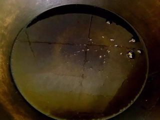 板栗烧鸭,锅中倒入适量菜籽油烧热。