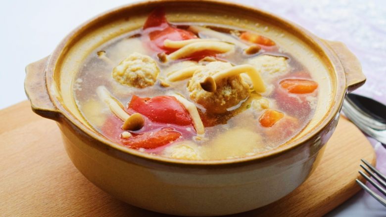 鲜味西红柿肉丸汤,一锅鲜美又有营养的西红柿肉丸汤可以开吃了！