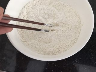 #咸味#～火腿葱花卷,筷子搅成几下，让酵母粉和白糖，面粉混合均匀