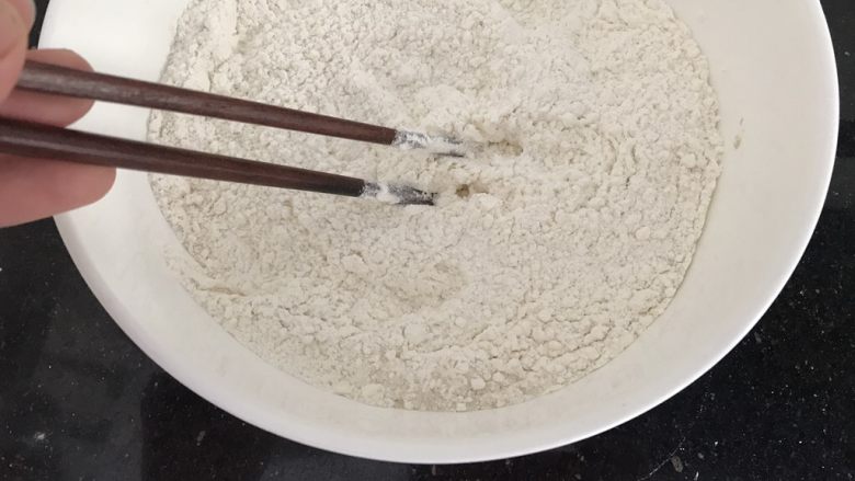 #咸味#～火腿葱花卷,筷子搅成几下，让酵母粉和白糖，面粉混合均匀