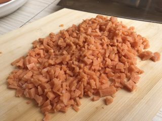 #咸味#～火腿葱花卷,面团发酵期间，准备其他配料
火腿肠切碎粒备用