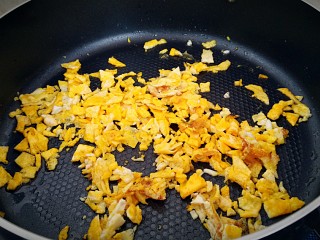 #咸味#韭菜鸡蛋油盒子,鸡蛋打散，炒熟拌碎，放凉备用。