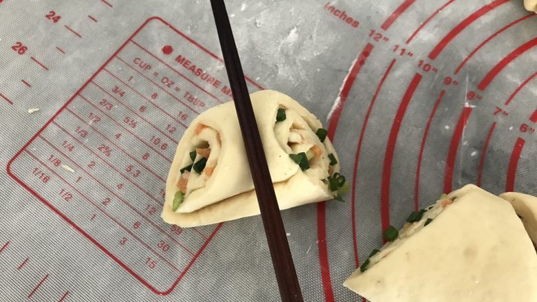 #咸味#～火腿葱花卷,在三角形顶部用筷子压在中间位置