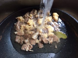 红烧土豆牛肉,然后冷水冲干净