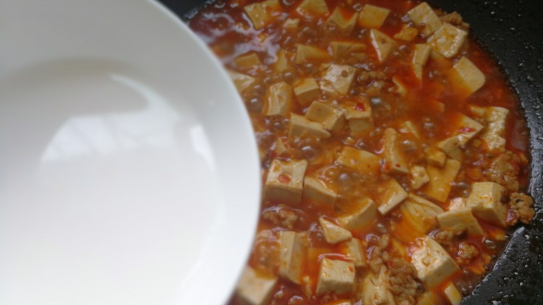 吃豆腐～肉沫豆腐,水淀粉沿着锅边倒一圈，大火嘟开。