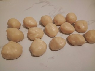 #甜味#凤梨蛋黄酥,把油酥也是一样，均匀分成15份，按照从上到下来放，等会包的时候可以从最前面一个包