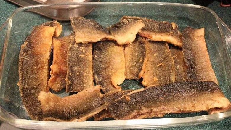 #酸味＃＋醋渍虱目鱼,将炸好的鱼块摆在耐热皿上备用。