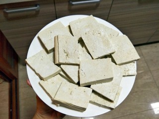 锅塌豆腐,撒上盐和淀粉腌制5-10分钟。