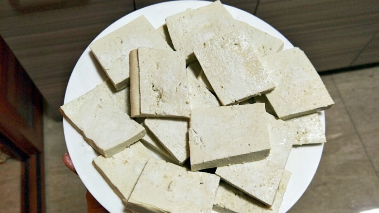 锅塌豆腐,撒上盐和淀粉腌制5-10分钟。