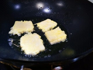 锅塌豆腐,一面定型后翻面，两面煎透即可。