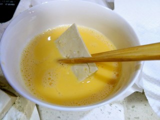 锅塌豆腐,豆腐裹匀鸡蛋液。