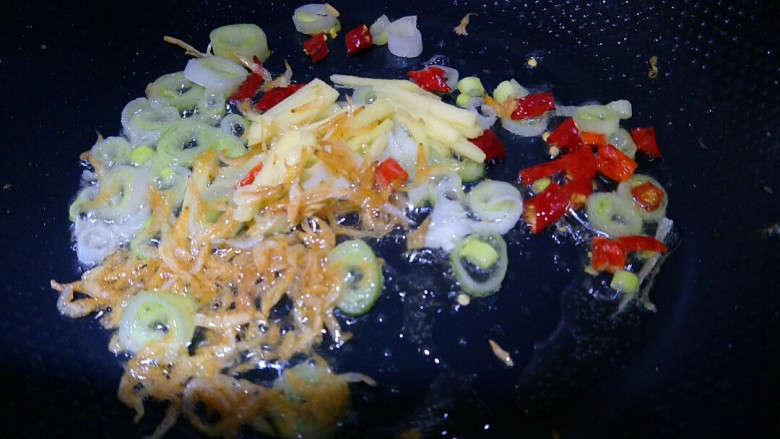 锅塌豆腐,锅内留少许底油，放入葱姜辣椒虾皮爆香。