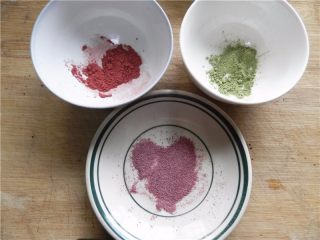 天然彩色冰皮月饼,称量好青汁粉1g、红曲粉1g、紫薯粉2g。
