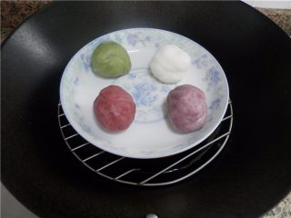 天然彩色冰皮月饼,1份纯色面团不动，另2份面团各加红曲粉和紫薯粉揉匀（我想吃得放心点，将面团隔水蒸2分钟）。