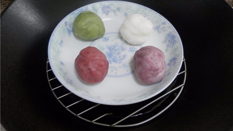 天然彩色冰皮月饼,1份纯色面团不动，另2份面团各加红曲粉和紫薯粉揉匀（我想吃得放心点，将面团隔水蒸2分钟）。