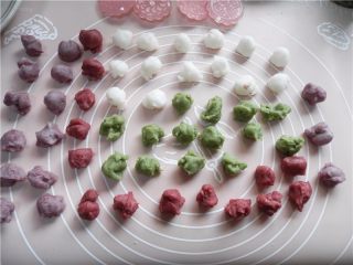 天然彩色冰皮月饼,将各色面团平均分成14个，每一个小球6.2克左右。