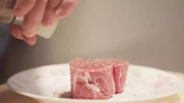健康低温慢烤小牛肉,将牛肉用黑胡椒盐腌制后放入锅中煎至上色，放入烤箱120°C烤20分钟。
