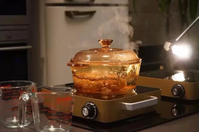 健康低温慢烤小牛肉, 将加工好的各类食材放入锅中进行水煮。
