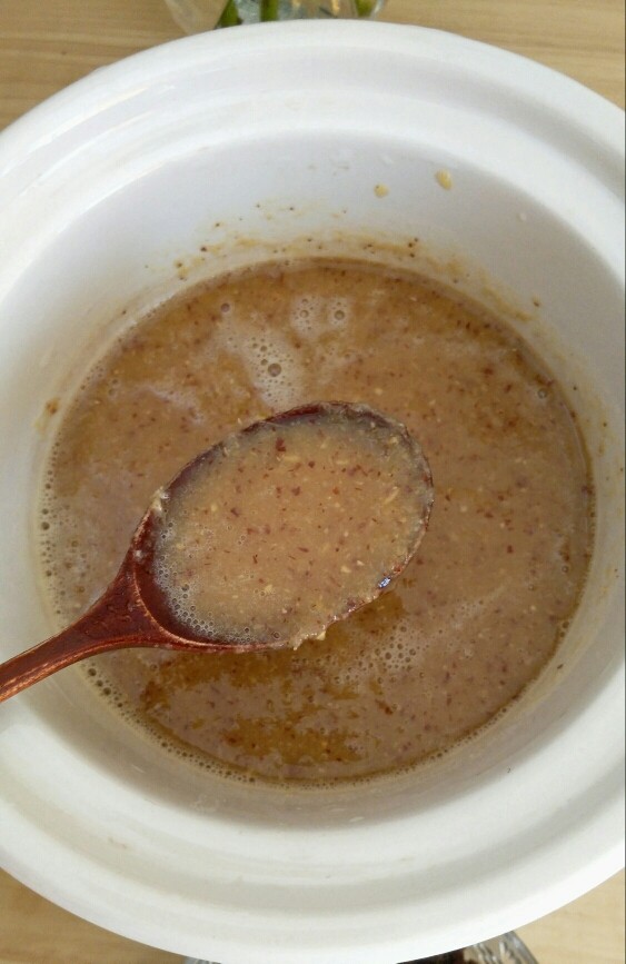 温中补血散寒膏,搅碎的大枣和生姜倒入砂锅里，小火慢熬1个小时。