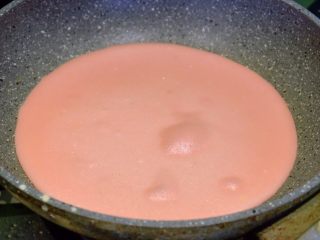 粉嫩可丽卷,平底锅中小火 舀出一勺 加热到鼓起泡泡就证明好了