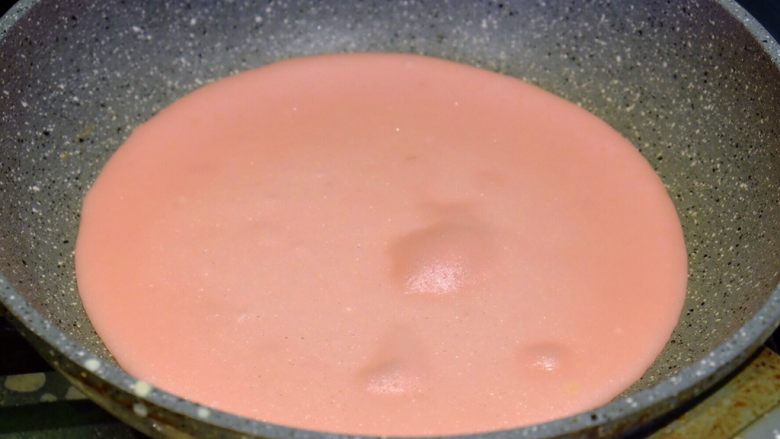 粉嫩可丽卷,平底锅中小火 舀出一勺 加热到鼓起泡泡就证明好了
