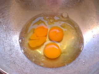 粉嫩可丽卷,将三个鸡蛋敲入盆中