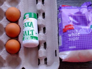 粉嫩可丽卷,准备鸡蛋3颗 盐 糖 ⚠️鸡蛋要求常温 如果之前放冰箱的话要提前拿出放至常温