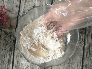绿豆玫瑰花酥饼,将油皮材料全部倒进碗里，捏成团。