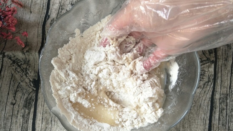 绿豆玫瑰花酥饼,将油皮材料全部倒进碗里，捏成团。