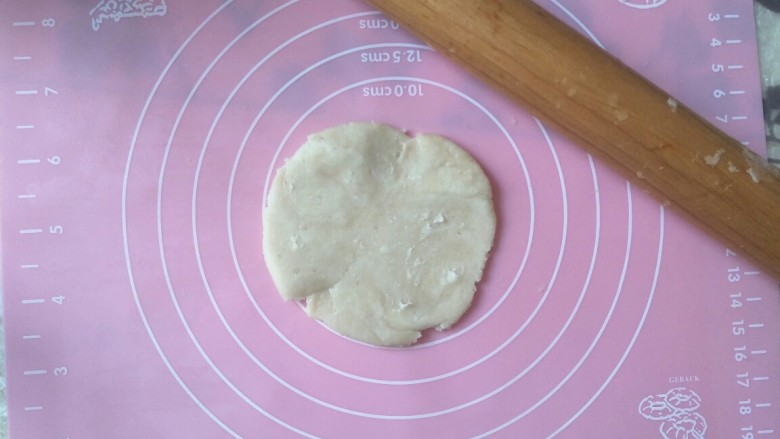绿豆玫瑰花酥饼,用擀面杖擀成圆皮
