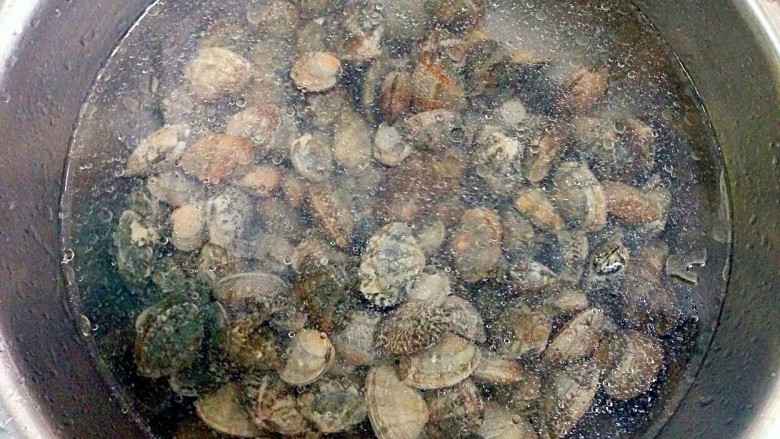 微辣花蛤,先把花蛤清洗干净，再用盐，跟一点食用油泡1-2小时，使其花蛤里面的泥沙吐干净
