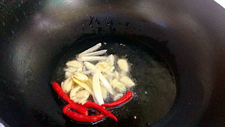 微辣花蛤,放入葱姜蒜花椒辣椒，炒出香味