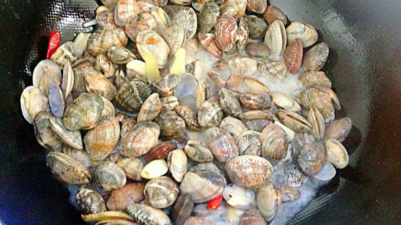 微辣花蛤,炒至有花蛤开口盖上锅盖，闷1-2分钟中间开盖翻炒，
