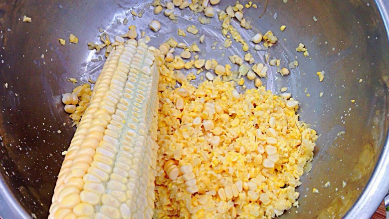 蒸自制玉米,1个玉米用刀切下完整的玉米粒
