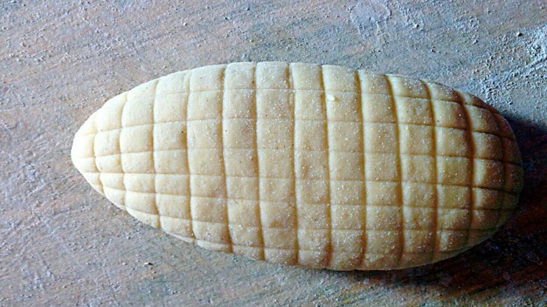 蒸自制玉米,用刀或是线，有间隔的压出玉米粒的勒痕